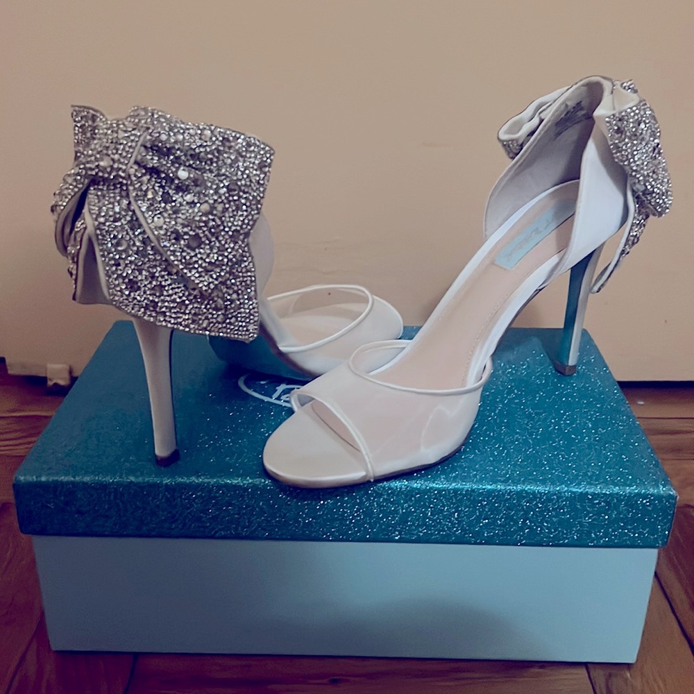 👠BETSEY JOHNSON Heeled Shoe in Ivory Size 8.5